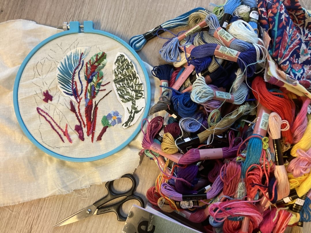 Un set de broderie, dans le cadre de l'atelier de broderie avec Entr'âges.