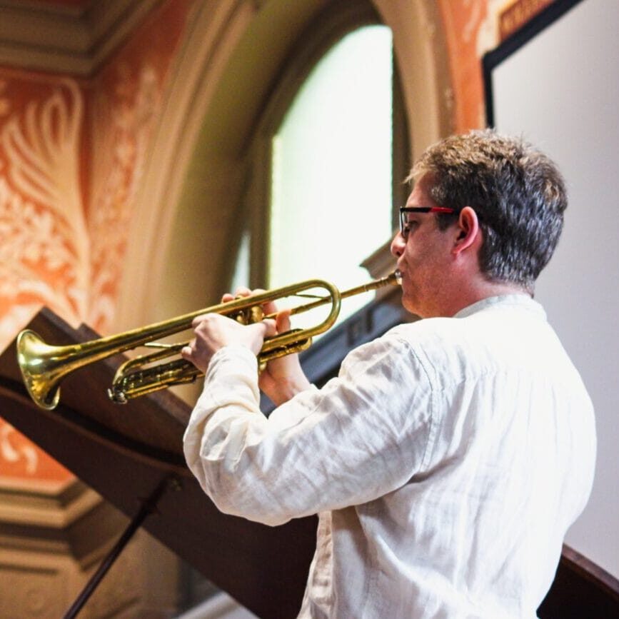 Un musicien joue de la trompette lors du Concert de Sainte Cécile.