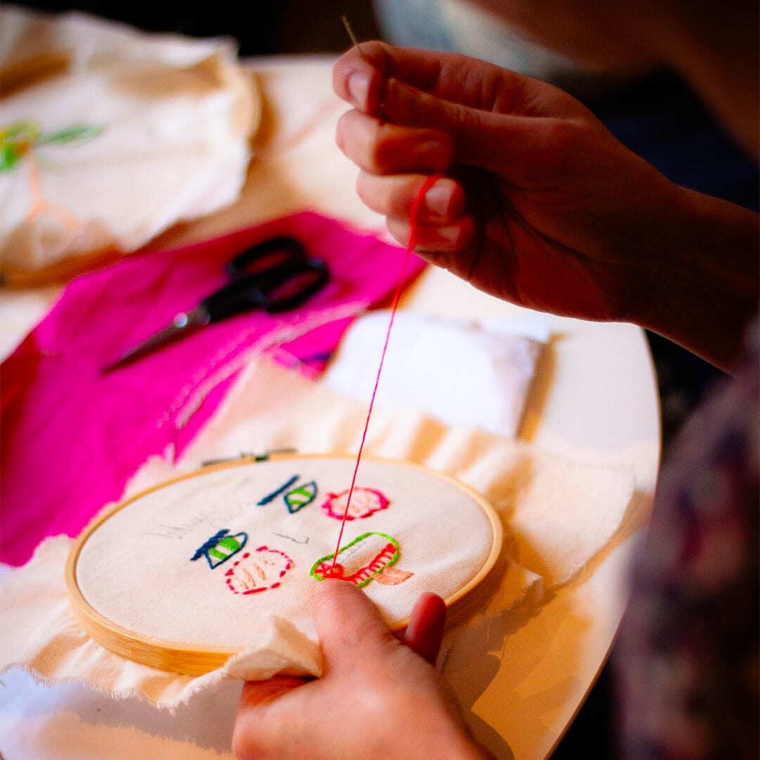 Atelier de broderie illustrative