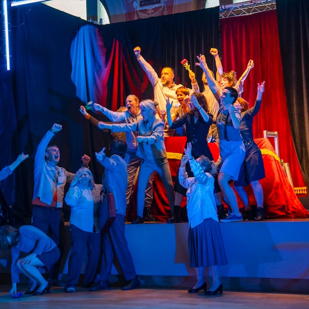 Materia-Prima Théâtre © Vincent Maynadié Des personnes sur scène pour l'atelier Materia-Prima Théâtre